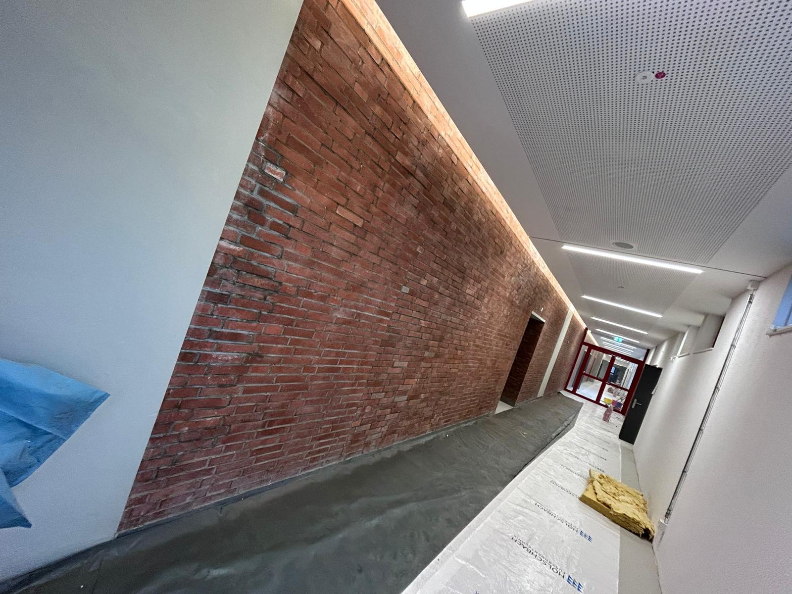 Neubau-Flur: Sichtmauerwerk & Bauendreinigung