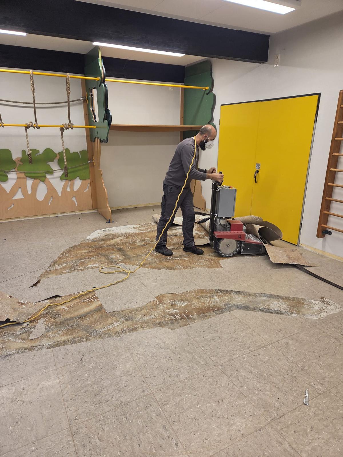 Maschineller Bodenabbruch in der Turnhalle